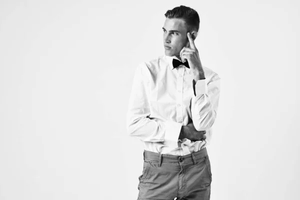 Stilig man mode frisyr vit skjorta poserar svart och vitt foto — Stockfoto