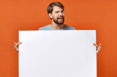 Sakallı adamın elinde, izole edilmiş bir poster indirimi var.