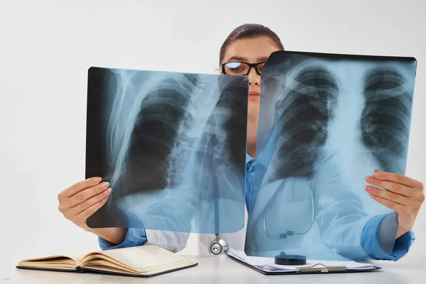 Lékařka v bílém plášti x-ray diagnóza léčby — Stock fotografie