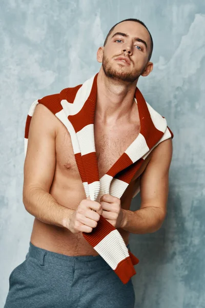Голый свитер в полоску с туловищем, позирующий в сексуальном стиле — стоковое фото