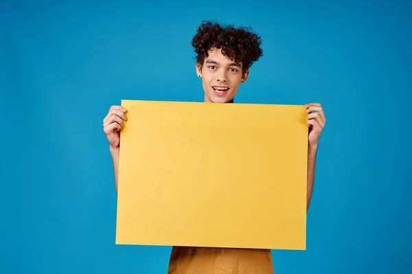 노란 흉내 지빠귀 포스터푸른 배경을 가진 곱슬머리 남자 — 스톡 사진