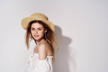 Güzel kadın şapka dekorasyonu Kozmetik Stüdyosu poz