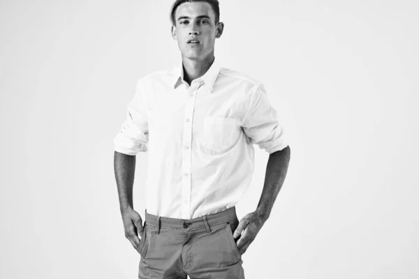Homem de camisa branca posando moda estúdio de estilo moderno — Fotografia de Stock