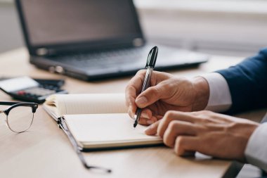 Masa başı kariyer teknolojilerinde çalışan işadamları.