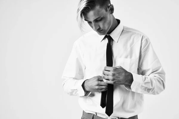 Bello uomo fiducia in se stessi cravatta stile di vita modello — Foto Stock