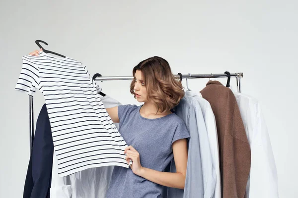 Žena oblečení ramínko nakupování izolované pozadí — Stock fotografie