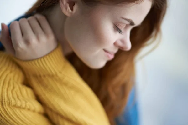 Vrouw zittend op de vensterbank met een blauwe ruitvormige ochtend — Stockfoto