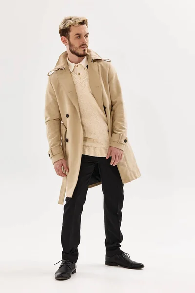Man in jas herfst stijl mode studio licht achtergrond — Stockfoto