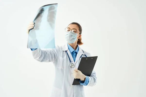 Kvinnlig läkare i medicinsk mask röntgen sjukhusundersökning — Stockfoto