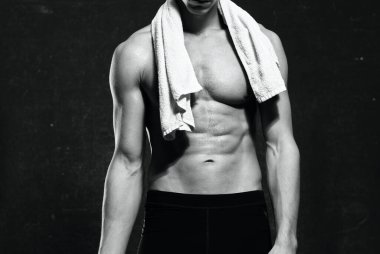 Spor üniformalı adam vücut egzersizi motivasyonunu artırdı.