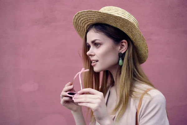 Mujer bonita ciudad paseo divertido moda aire fresco rosa modelo de pared — Foto de Stock