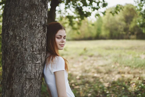 Glad kvinna nära trädet natur Livsstil sommar — Stockfoto
