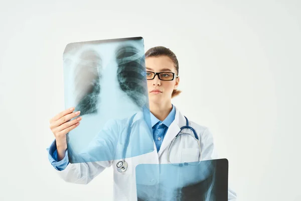 Kvinnlig läkare diagnos sjukhus laboratorium vit rock undersökning — Stockfoto