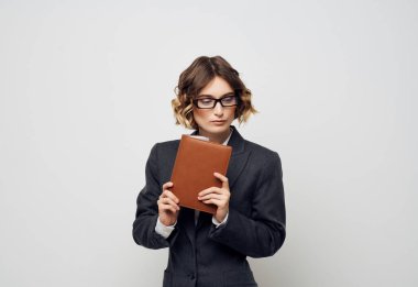 kadın yönetici dizüstü bilgisayarı elde profesyonel iş