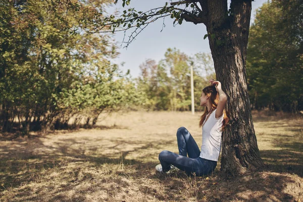 Kvinna utomhus vid trädet Sun frihet resa — Stockfoto