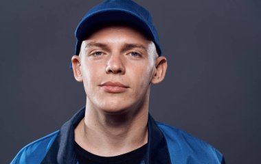 Üniformalı inşaat işçisi.