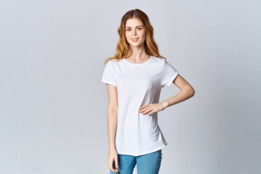 Beyaz tişörtlü kadın moda modeli reklamı yapıyor.