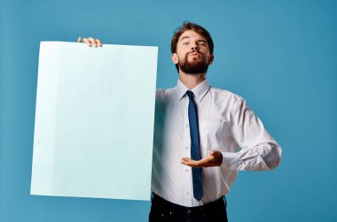Neşeli adam mavi afiş fotokopi alanı reklam sunumu izole edilmiş arkaplan