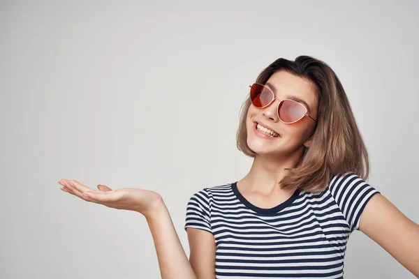 Mulher vestindo óculos de sol saia vermelha moda verão posando — Fotografia de Stock