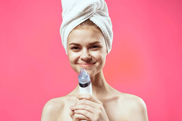 Kvinna med bara axlar rengöring hud spa behandlingar rosa bakgrund — Stockfoto
