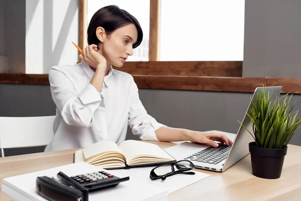 Vrouw in kostuum voor laptop secretaris executive Studio Lifestyle — Stockfoto