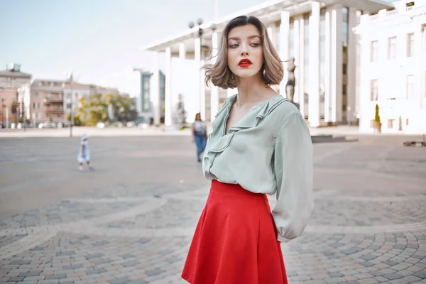 Vacker kvinna attraktiv ser röda läppar gå i parken sommaren — Stockfoto