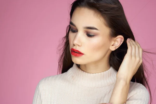 Morena com lábios vermelhos em suéter branco cosméticos estilo de vida isolado fundo — Fotografia de Stock