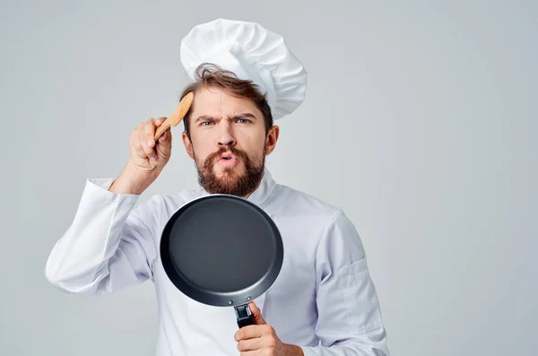 Chef emotivo maschio Padella cottura cibo professionisti cucina — Foto Stock