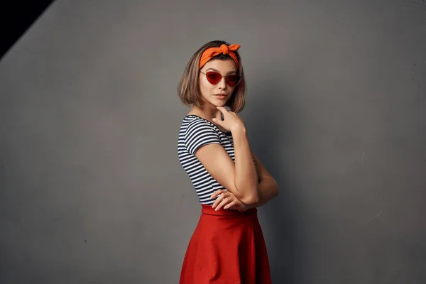 Bonita mujer en camiseta rayada falda roja posando estilo de verano de moda — Foto de Stock