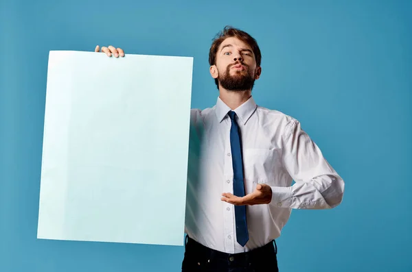 Vrolijke man blauwe banner kopie-ruimte reclame presentatie geïsoleerde achtergrond — Stockfoto