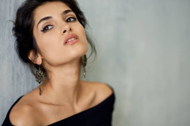 Siyah elbiseli çekici bir kadın. Makyaj dekorasyonu zarif bir tarz.