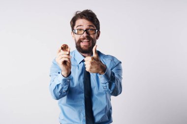 Sakallı adam bir finansör kripto para birimi Bitcoin yöneticisi finans