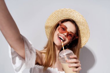 Güzel kadın parlak makyaj Beyaz elbise kırpılmış manzara