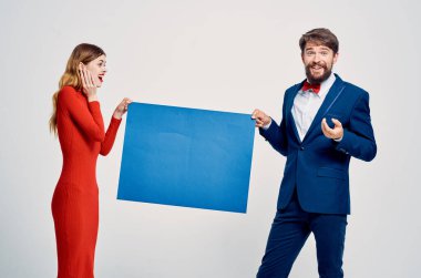 Mavi modelleme reklamı olan erkek ve kadın sunumu: Anlaşıldı Space