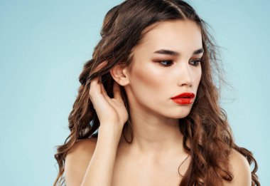 Güzel bir kadın çıplak omuzlarıyla poz veriyor.