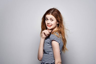 Neşeli bir kadın elinde saç makyajı ile eğlenceli bir modaya bürünüyor.