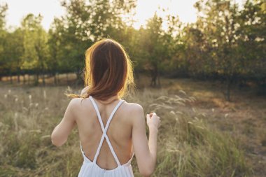 Kadın dışarıda geziyor. Temiz hava alıyor.