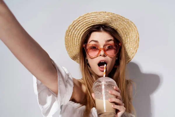 Attrayant femme un verre avec une boisson à la main fond isolé — Photo