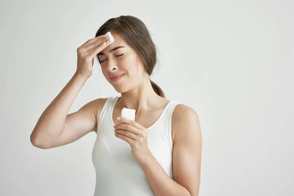 Vrouw vegen haar gezicht met een zakdoek brand gezondheidsproblemen griep — Stockfoto
