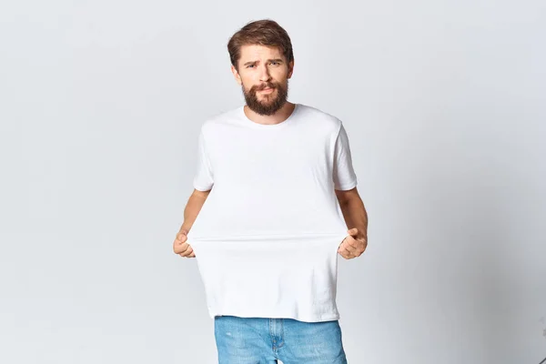 Allegro uomo barbuto in bianco t-shirt caffè spazio pubblicità design — Foto Stock