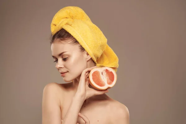 Красива жінка з оголеним тілом з фруктовими вітамінами позує крупним планом — стокове фото