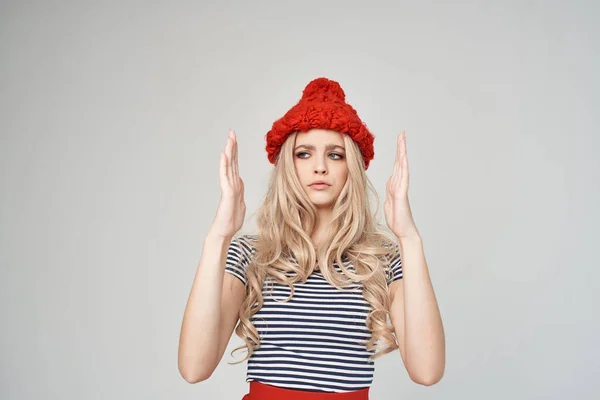 Mooie vrouw in modieuze kleding Red Hat licht achtergrond Lifestyle — Stockfoto