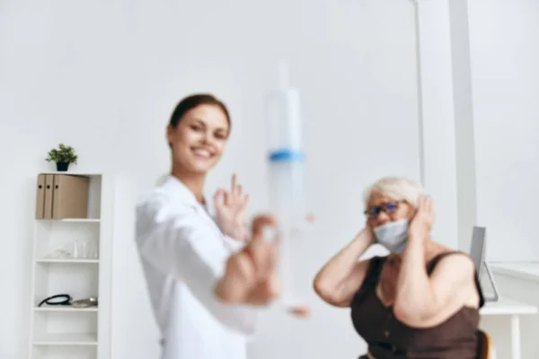 An elderly woman at a doctors appointment vaccination immunity protection — Stock Photo, Image