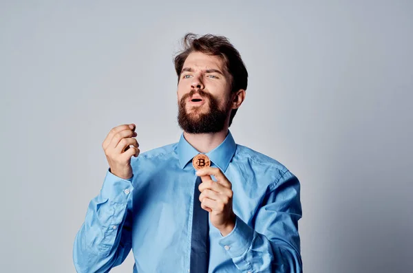 Бородатий чоловік у сорочці з краваткою криптовалюта фінанси електронні гроші — стокове фото