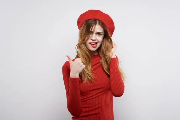 Mooie vrouw in een rode trui cosmetica emotie geïsoleerde achtergrond — Stockfoto