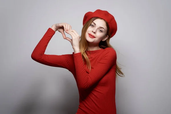 빨간 스웨터를 입은 예쁜 여성, 화장품 감정 스튜디오 포즈를 취하는 모습 — 스톡 사진