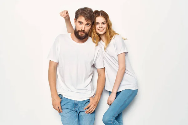 Divertente uomo e donna in bianco t-shirt sono in piedi fianco a fianco amicizia comunicazione — Foto Stock