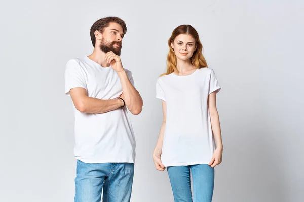 Uomo e donna in bianco t-shirt studio moda posa divertente luce sfondo — Foto Stock