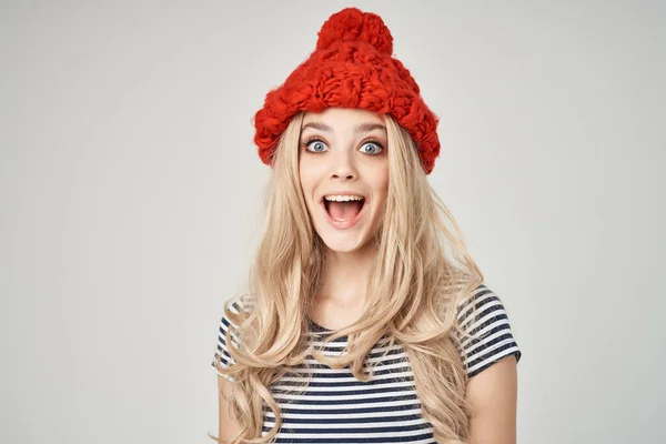 Vacker kvinna i randig t-shirt röd hatt beskärd utsikt glamour — Stockfoto