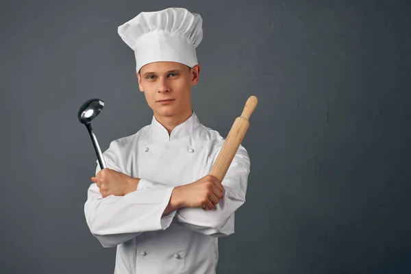 Man i kockar uniform stekpanna i händer matlagning mat isolerad bakgrund — Stockfoto